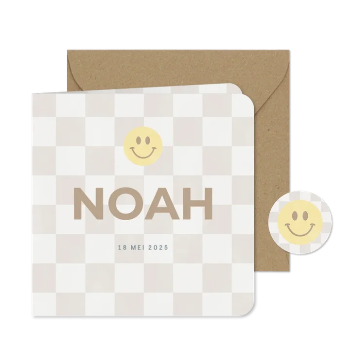 Lief minimalistisch geboortekaartje beige blokjes en smiley