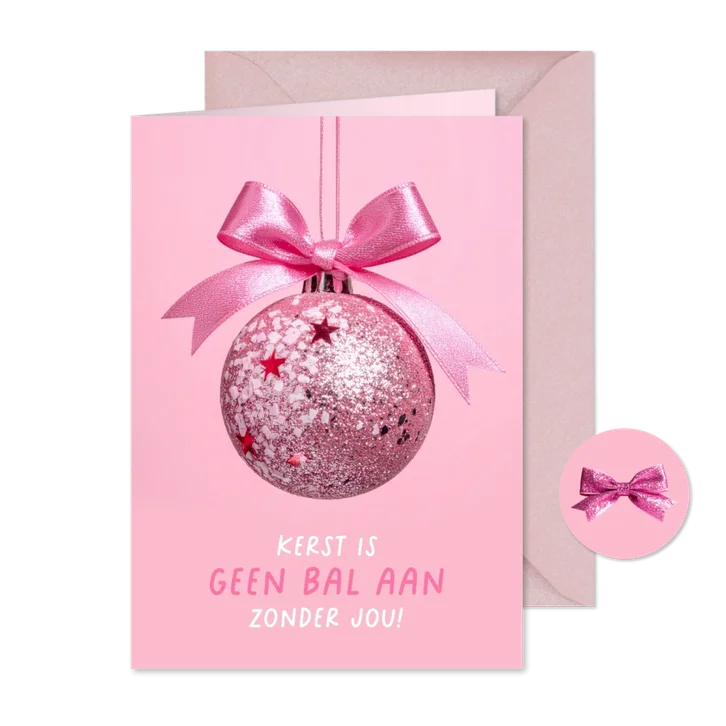 Liefdevol en grappige kerstkaart met kerstbal en strik