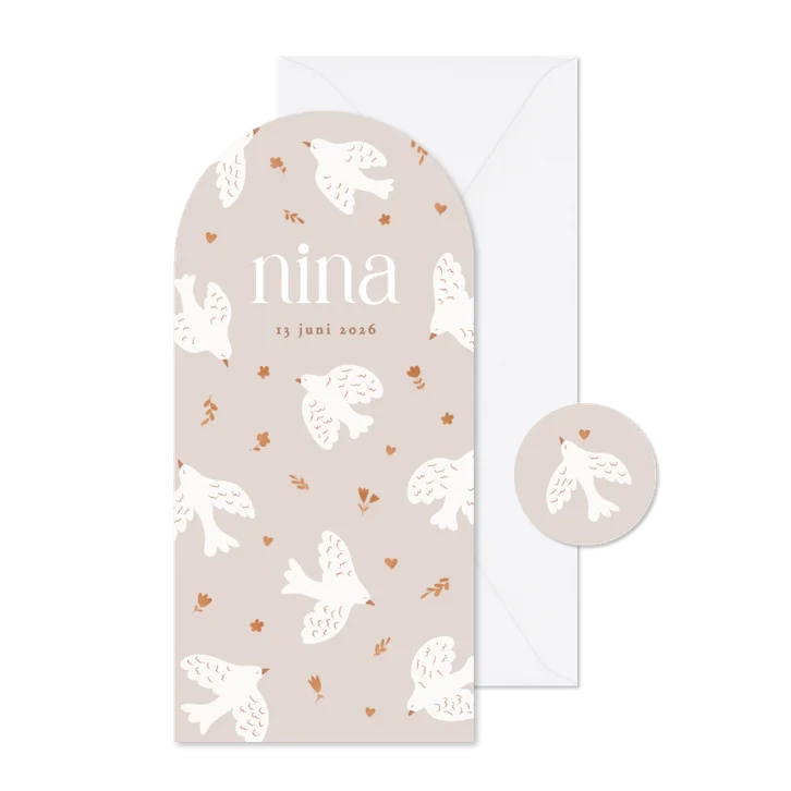 Lieve beige geboortekaartjes in boogvorm met witte duifjes