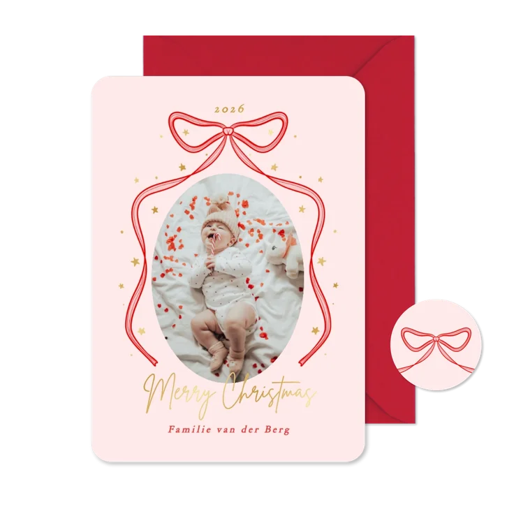 Lieve foto kerstkaart met rode strik en gouden sterretjes