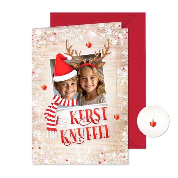 Lieve grappige kerstkaart met kerstknuffel en kerst props