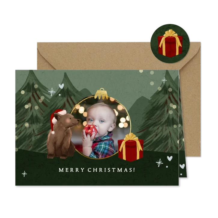 Lieve kerstkaart met beertje en kerstballen fotokader