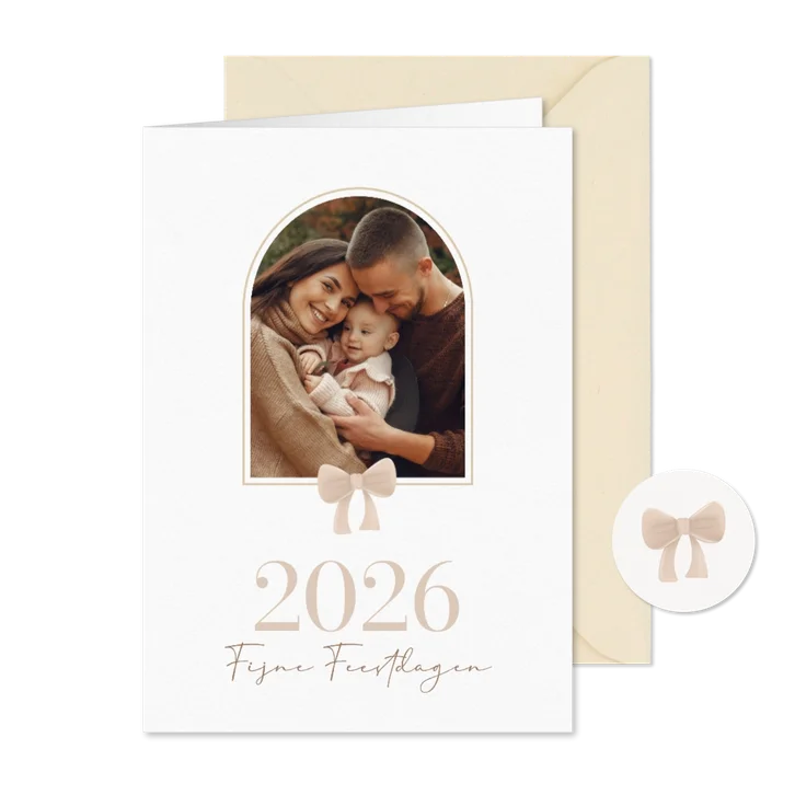 Lieve kerstkaart met foto in boog en beige strikje