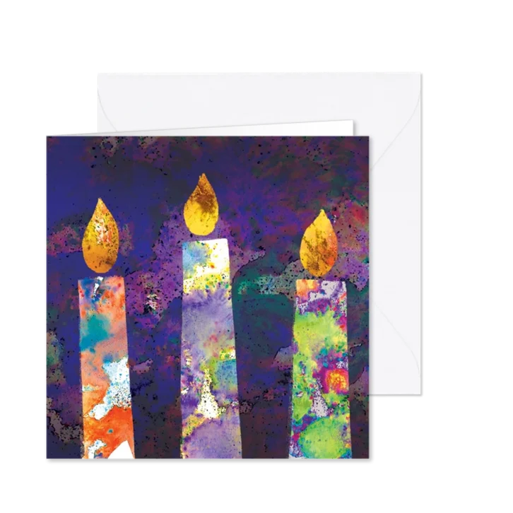 Moderne kleurrijke kerstkaart met twee brandende kaarsen