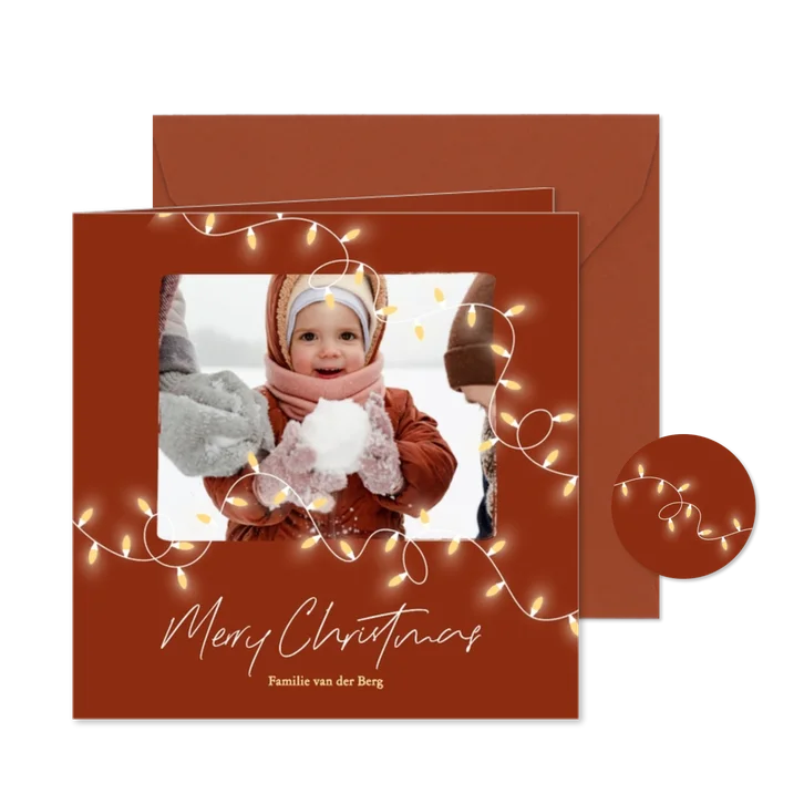 Moderne rode kerstkaart met kerstlampjes merry christmas