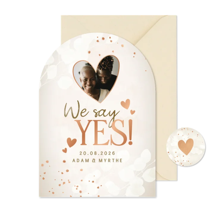 Moderne trouwkaart eucalyptus we say yes hartjes en foto