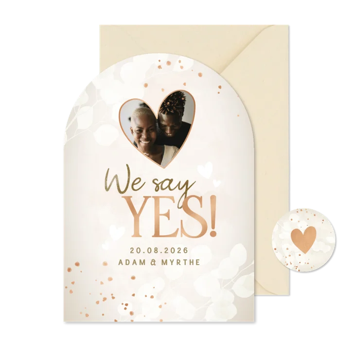 Moderne trouwkaart eucalyptus we say yes hartjes en foto