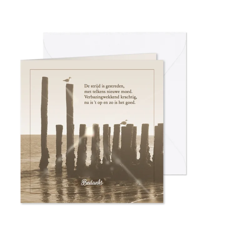 Mooie bedankkaart met zeewering aan strand in zee