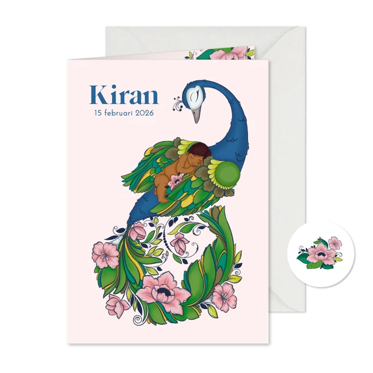 Multicultureel geboortekaartje met pauw en donker kindje
