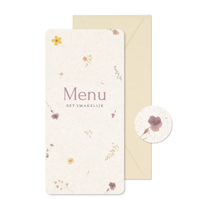 Natuurlijke menukaart met geperste bloemetjes beige