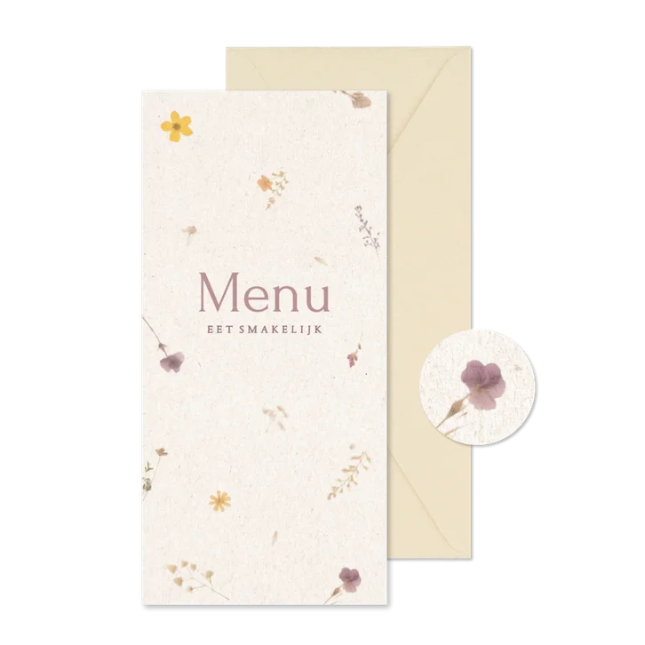 Natuurlijke menukaart met geperste bloemetjes beige