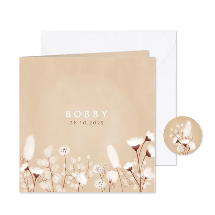 Neutraal geboortekaartje droogbloemen en beige achtergrond