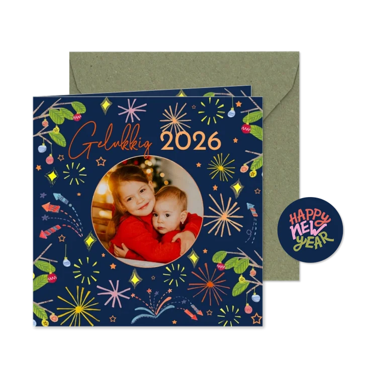 Nieuwjaarskaart Gelukkig 2026 typografie vuurwerk & foto