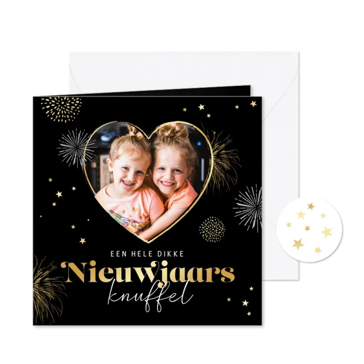 Nieuwjaarskaart liefdevol vuurwerk knuffel goud sterren