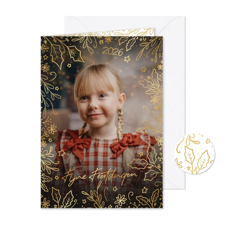 Originele kerstkaart met sierlijke takjes in goud en foto
