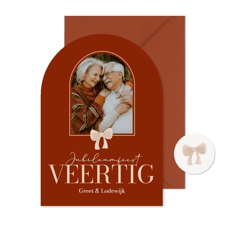 Rode boogvorm jubileum uitnodiging met foto en strik