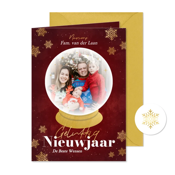 Rode nieuwjaarskaart met foto in schudbol met goudfolie