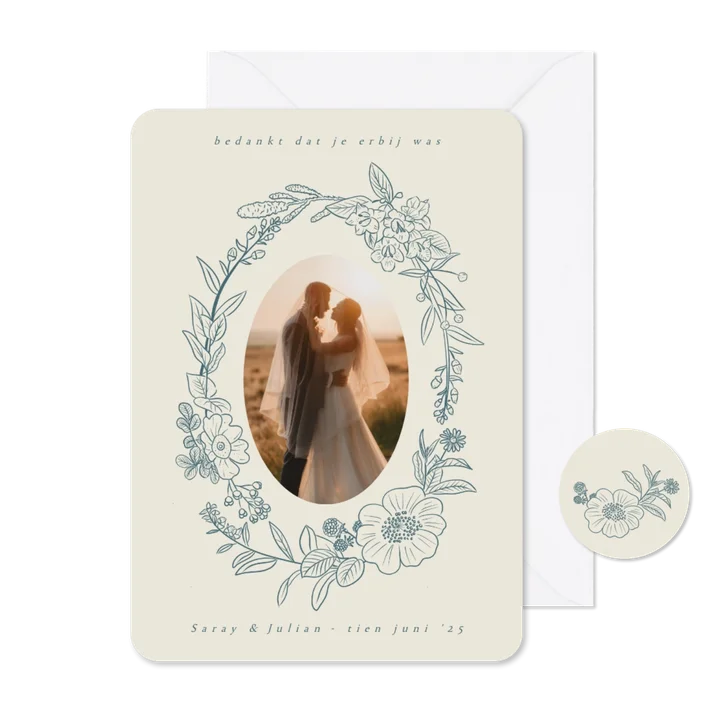 Romantische huwelijk bedankkaart met bloemenkrans