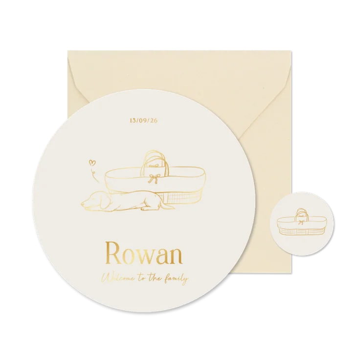 Rond beige geboortekaartje met wieg en teckeltje goud