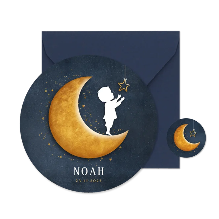 Rond geboortekaartje met silhouet van jongen op een maan