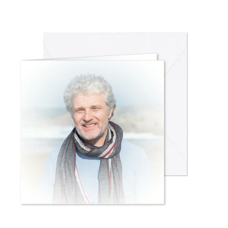 Rouwkaart vierkant met grote foto en wit verloop fotokader