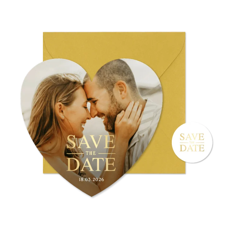 Save the Date fotokaart in hartvorm met goudlook letters