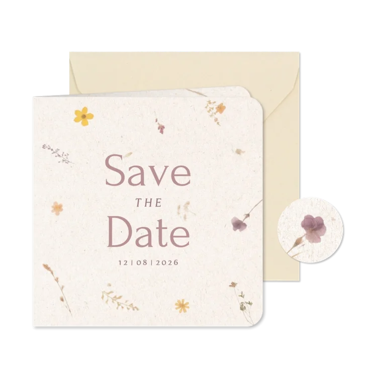 Save the date kaart met geperste bloemen en papier textuur