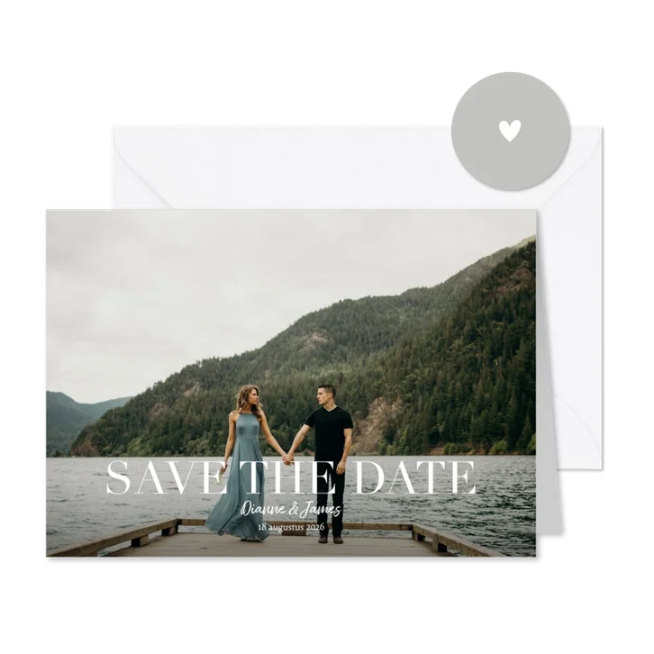 Save the date kaart met grote foto en witte typografie