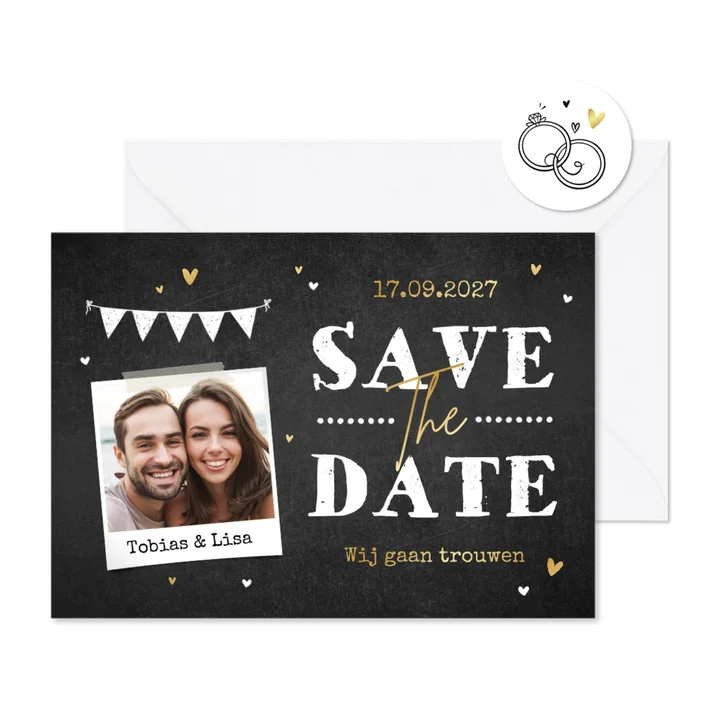 Save the date trouwkaart krijtbord slinger goud foto hartjes