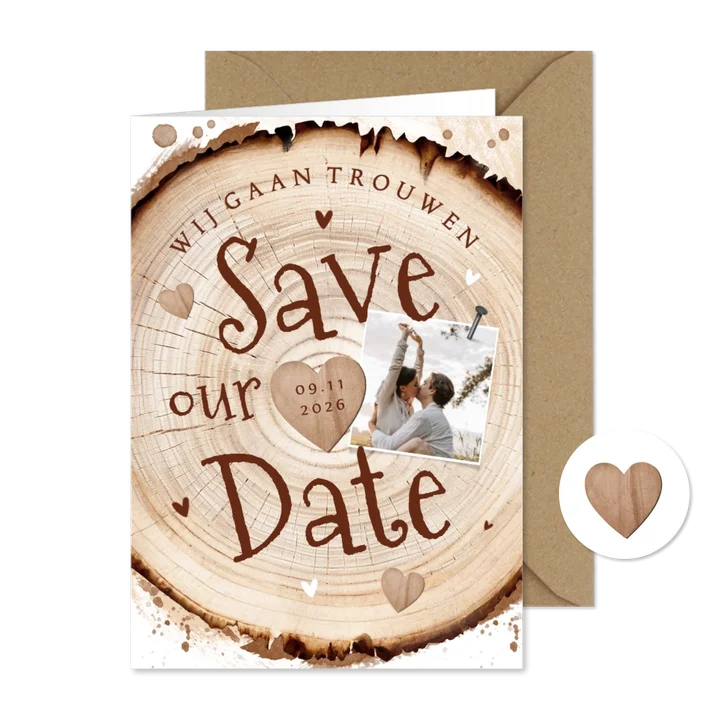 Save the date uitnodiging hout boomstam hartjes foto