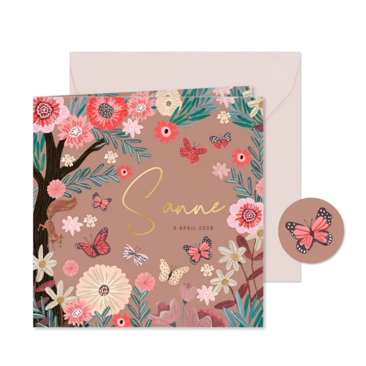 Schattig geboortekaartje boom bloemen en vlinders natuur