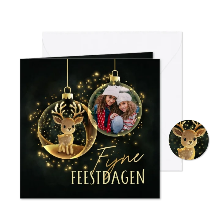 Sprankelende kerstkaart hertje in kerstbal fijne feestdagen