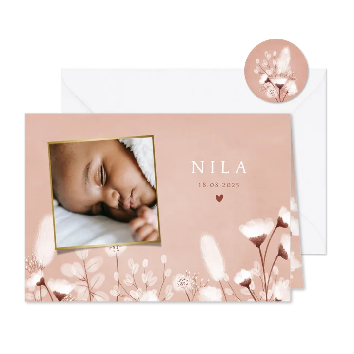 Stijlvol geboortekaartje met droogbloemen en foto's