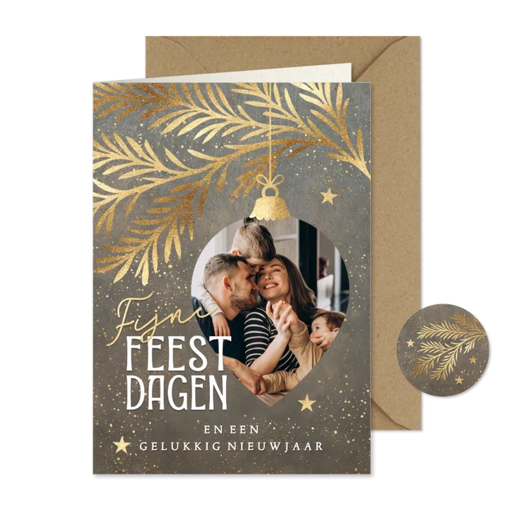 Stijlvolle foto kerstkaart kerstbal taupe