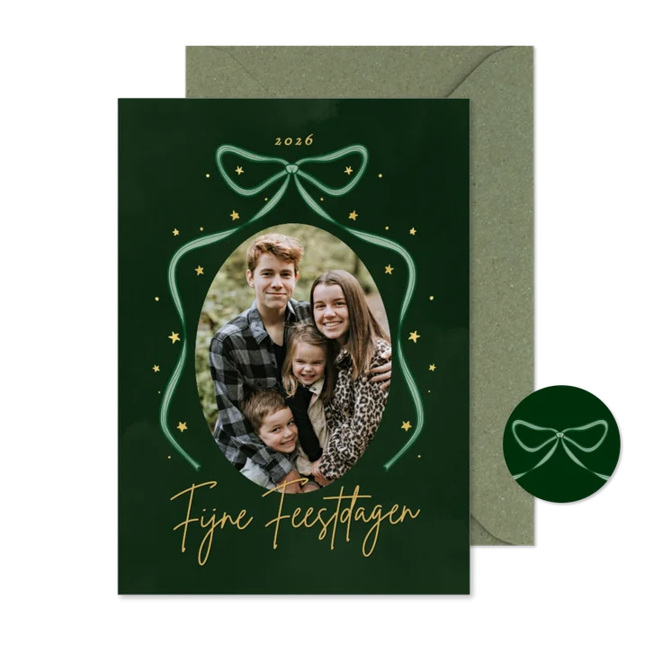 Stijlvolle foto kerstkaart met strik en gouden sterren