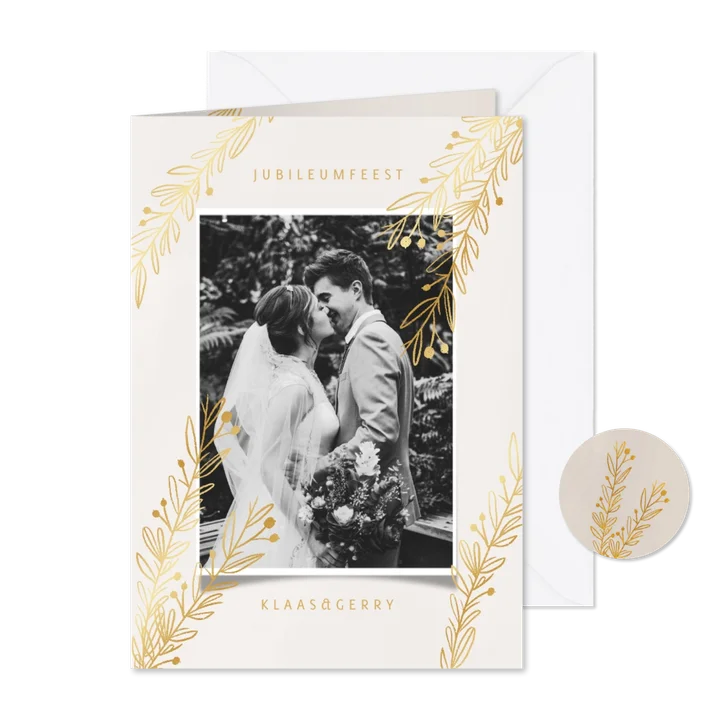 Stijlvolle jubileumkaart met goudlook takjes en foto