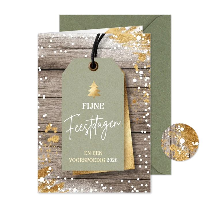 Stijlvolle kerstkaart met groen label op hout