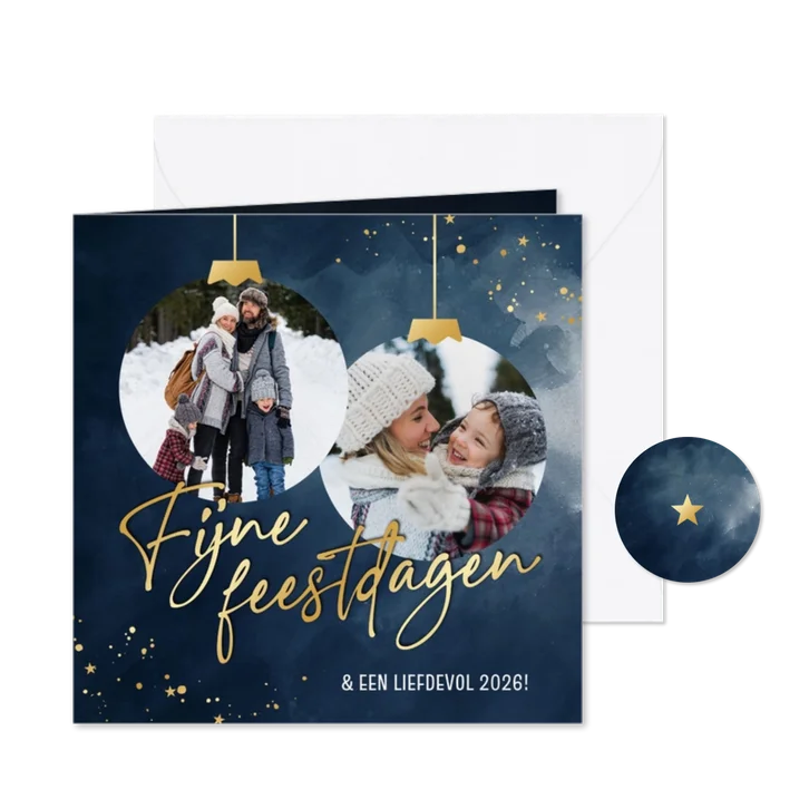 Stijlvolle kerstkaart twee kerstballen foto's en spetters