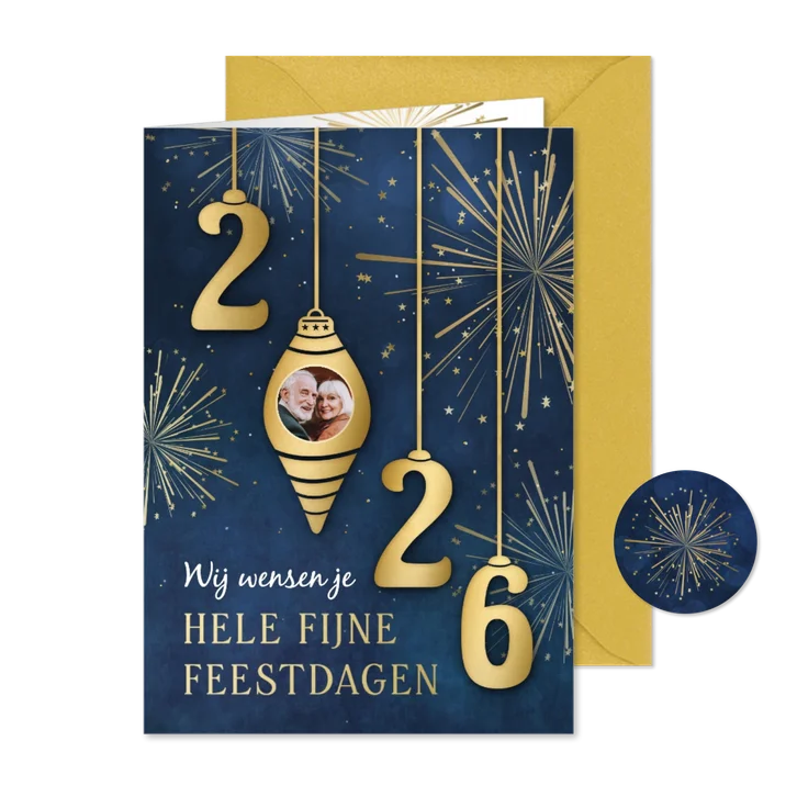Stijlvolle nieuwjaarskaart met 2026 kerstballen en vuurwerk