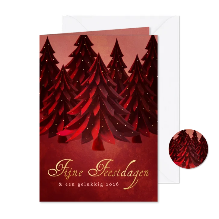 Stijlvolle rode kerstkaart met bomen en gouden stipjes