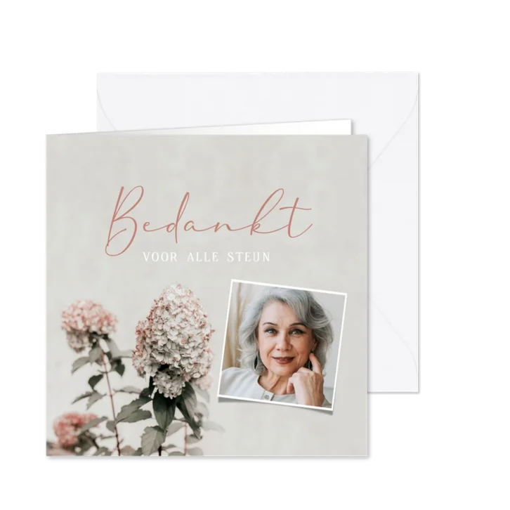 Stijlvolle rouw bedankkaart met foto van hortensia