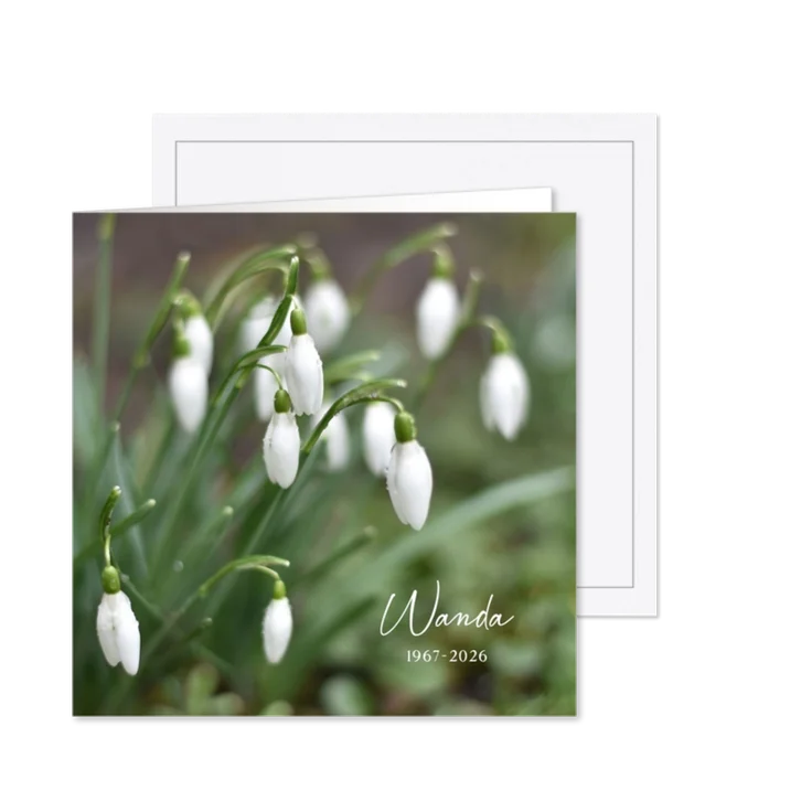 Stijlvolle rouwkaart met foto van bloeiende sneeuwklokjes