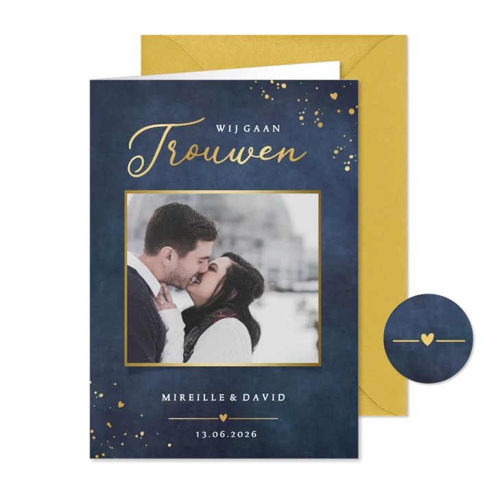 Stijlvolle staande blauwe trouwkaart met goudfolie en foto