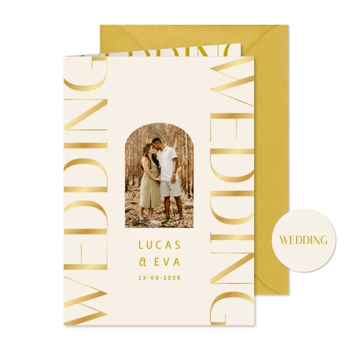 Stijlvolle trouwkaart met grote klassieke gouden typografie 