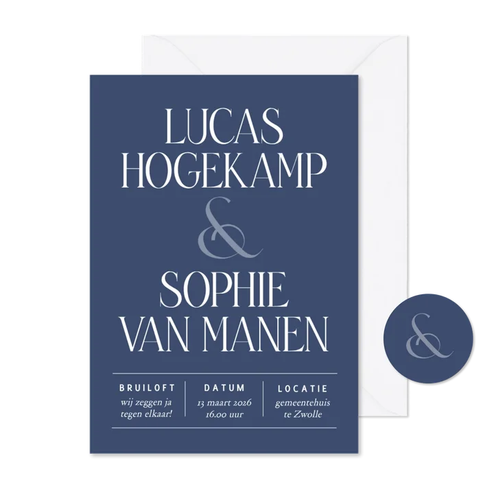 Stijlvolle trouwkaart met grote namen donkerblauw