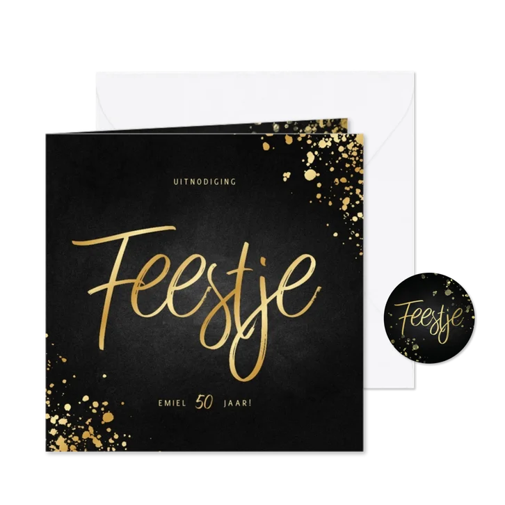Stijlvolle uitnodiging feestje goud met spetters krijtbord