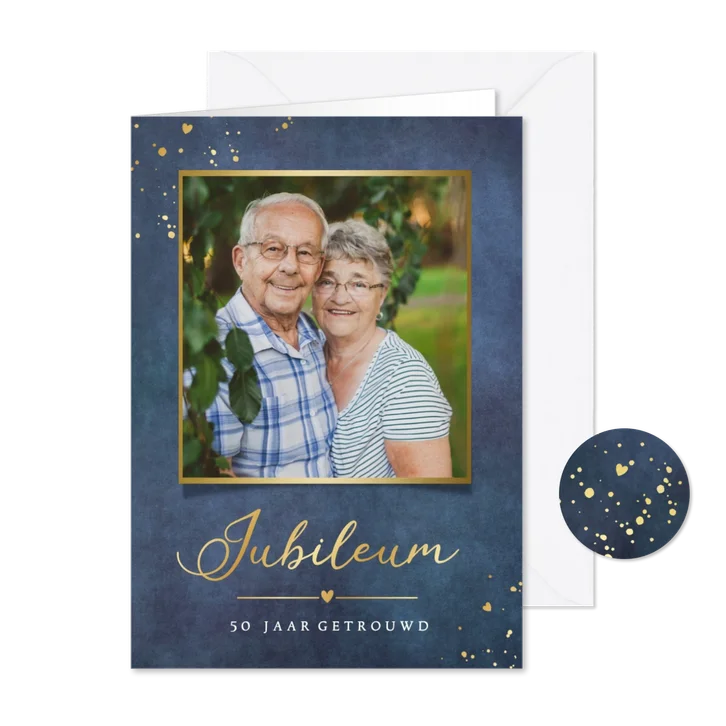 Stijlvolle uitnodiging jubileum met goudfolie en eigen foto