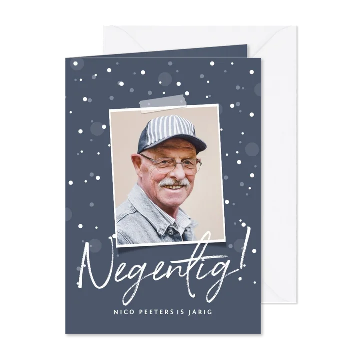 Stijlvolle uitnodiging negentig met confetti en foto