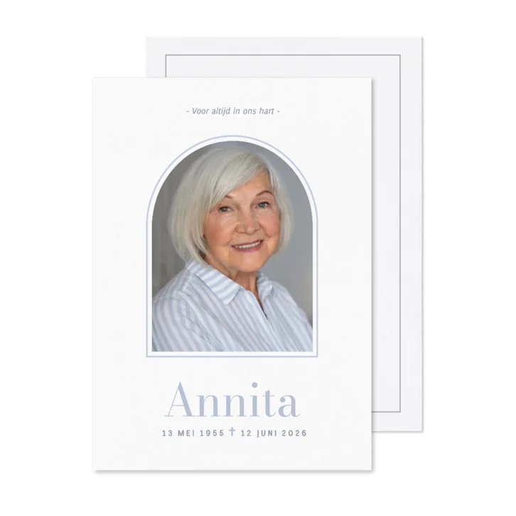 Stijlvolle witte rouwkaart met foto en lichtblauw kader