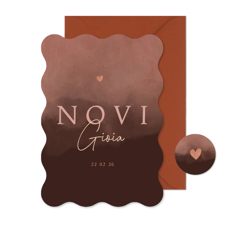 Stoer golvend geboortekaartje met roze waterverf 